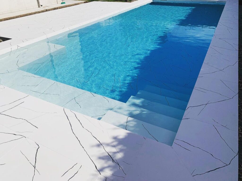 EL COLOR DEL AGUA DE LA PISCINA - EXAGRES Couleurs de piscines modernes Exagres