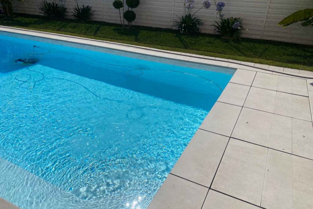 Guide de nettoyage pour l'intérieur et l'extérieur de la piscine - Exagres  Blog